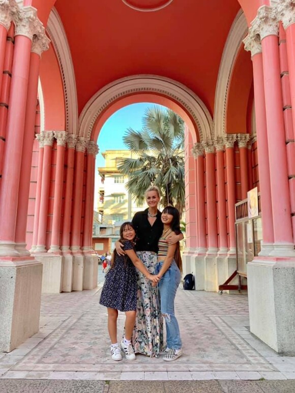 Laeticia Hallyday avec ses filles Jade et Joy, posent sur une photo dévoilée sur Facebook le 5 janvier 2019