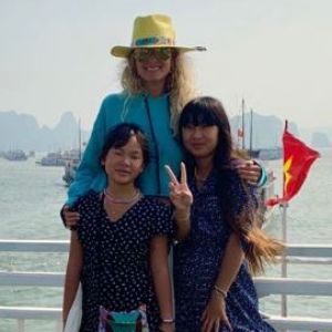 Laeticia Hallyday a visité la Bay d'Halong avec ses filles Jade et Joy, Hélène Darroze et ses filles Charlotte et Quiterie le 24 décembre 2018. Images publiées sur Instagram le 26 décembre 2018.