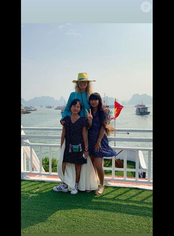 Laeticia Hallyday a visité la Bay d'Halong avec ses filles Jade et Joy, Hélène Darroze et ses filles Charlotte et Quiterie le 24 décembre 2018. Images publiées sur Instagram le 26 décembre 2018.