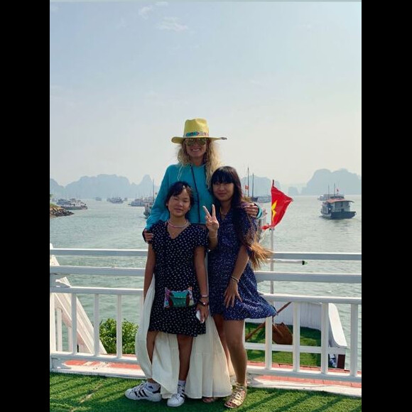 Laeticia Hallyday a visité la Bay d'Halong avec ses filles Jade et Joy, Hélène Darroze et ses filles Charlotte et Quiterie le 24 décembre 2018. Images publiées sur Instagram le 26 décembre 2018.