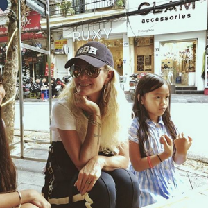 Laeticia Hallyday et ses filles en voyage a Vietnam, janvier 2019.
