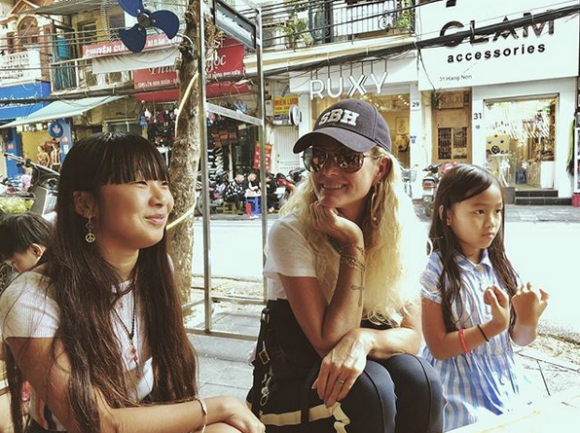 Laeticia Hallyday et ses filles en voyage a Vietnam, janvier 2019.