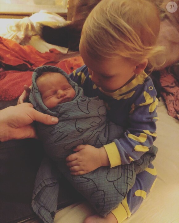 Selah Sue annonce la naissance de Mingus : le nouveau-né est dans les bras de son grand frère Seth (2 ans). Le 21 mars 2019