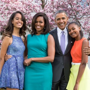 Le président américain Barack Obama, sa femme Michelle Obama et leurs filles Malia et Sasha posent en famille avec leurs chiens Bo et Sunny dans le jardin Rose de la Maison Blanche le dimanche de Pâques, à Washington, le 5 avril 2015.