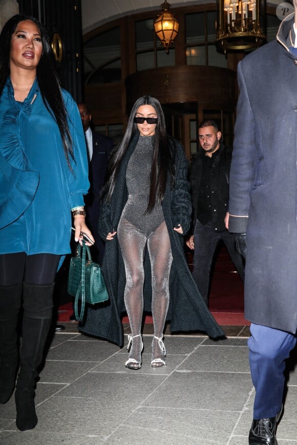 Kim Kardashian et Kimora Lee Simmons quittent le Ritz pour se rendre au restaurant Ferdi. Paris, le 25 mars 2019.
