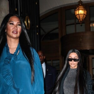 Kim Kardashian et Kimora Lee Simmons quittent le Ritz pour se rendre au restaurant Ferdi. Paris, le 25 mars 2019.