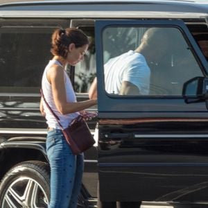 Exclusif - Katie Holmes et son compagnon Jamie Foxx essaient leurs nouveaux vélos juste après l'achat à Marietta le 24 septembre 2018.