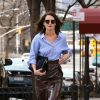 Katie Holmes porte une jupe crayon en cuir marron très échancrée sur la cuisse en balade dans les rues de New York, le 14 mars 2019