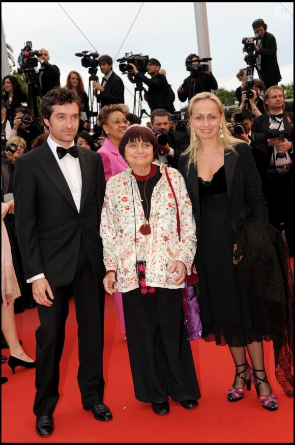Agnès Varda entourée de son fils Mathieu et sa fille Rosalie - Festival de Cannes 2010