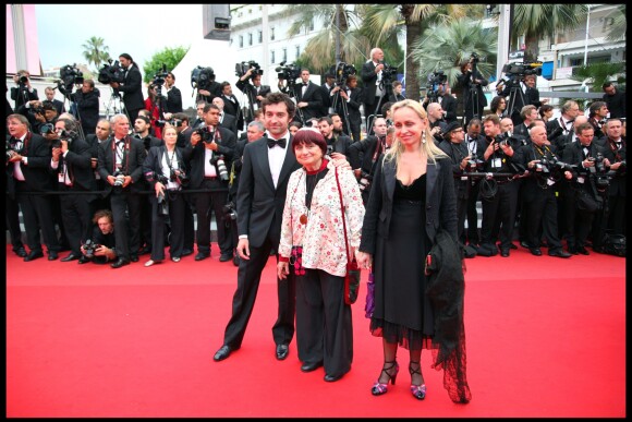 Agnès Varda entourée de son fils Mathieu et sa fille Rosalie - Festival de Cannes 2010