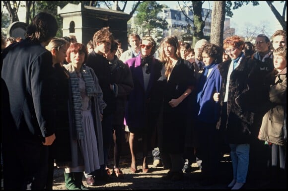 Agnès Varda, son fils Mathieu Demy, Catherine Deneuve et Jane Birkin lors des obsèques de Jacques Demy à Paris en 1990