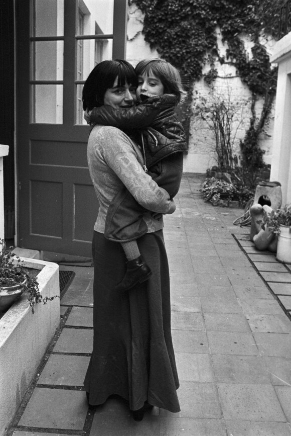 Rendez-vous avec Agnès Varda et son fils Mathieu Demy à leur domicile et dans leur quartier, rue Daguerre, à Paris. Le 24 novembre 1976 © Jean-Claude Colin via Bestimage