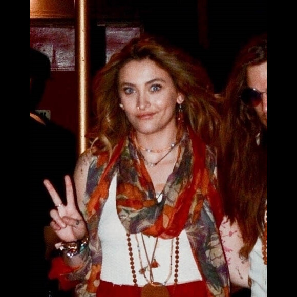 Paris Jackson et son compagnon Gabriel Glenn très souriant à la sortie de leur concert à The Mint à Los Angeles, le 30 mars 2019.