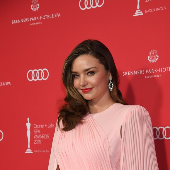 Miranda Kerr enceinte de son 3ème enfant à la soirée SPA awards 2019 au Brenners Park-Hotel à Baden-Baden en Allemagne. En janvier 2011, Miranda Kerr a accouché de son premier fils, Flynn, tandis qu'elle était mariée avec Orlando Bloom. Après leur séparation en 2013, elle a retrouvé l'amour dans les bras d'Evan Spiegel. En mai 2018, elle a donné vie à son deuxième enfant et leur premier ensemble, un garçon prénommé Hart. Elle s'apprête donc à pouponner pour la troisième fois seulement 10 mois après avoir donné vie à son petit dernier! Le 30 mars 2019.