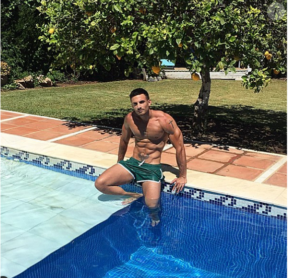 Antoine de "10 Couples parfaits 3" à la piscine, en Espagne - Instagram, 26 juillet 2018