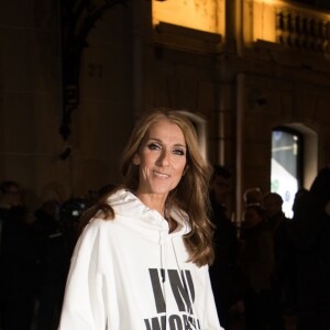 Céline Dion porte un sweat blanc à capuche avec l'inscription "I'M WORTH IT" (Je le vaux bien) à la sortie de l'hôtel Plaza Athénée après le tournage pour l'Oréal à Paris, France, le 30 janvier 2019.