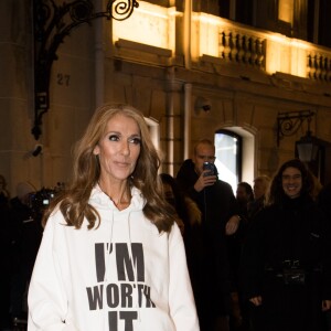 Céline Dion porte un sweat blanc à capuche avec l'inscription "I'M WORTH IT" (Je le vaux bien) à la sortie de l'hôtel Plaza Athénée après le tournage pour l'Oréal à Paris, France, le 30 janvier 2019.