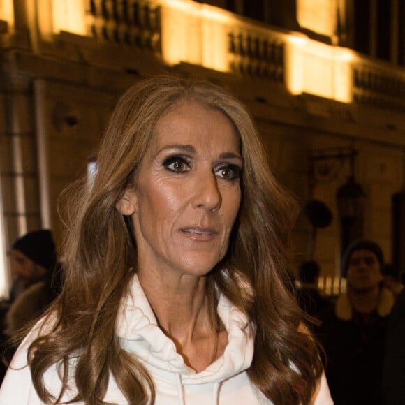 Céline Dion porte un sweat blanc à capuche avec l'inscription "I'M WORTH IT" (Je le vaux bien) à la sortie de l'hôtel Plaza Athénée après le tournage pour l'Oréal à Paris, France, le 30 janvier 2019.