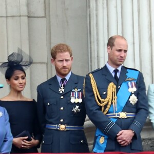 La reine Elisabeth II d'Angleterre, Meghan Markle, duchesse de Sussex, le prince Harry, duc de Sussex, le prince William, duc de Cambridge, Kate Catherine Middleton, duchesse de Cambridge - La famille royale d'Angleterre lors de la parade aérienne de la RAF pour le centième anniversaire au palais de Buckingham à Londres. Le 10 juillet 2018