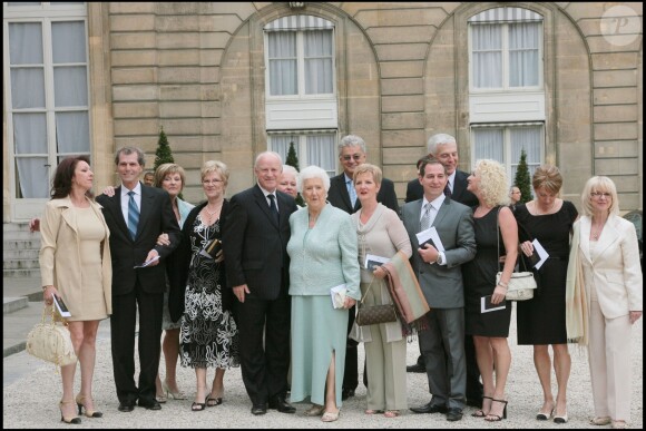 Thérèse Dion pose son clan à l'Élysée - Céline Dion décorée de la légion d'honneur, à Paris, le 23 mai 2008