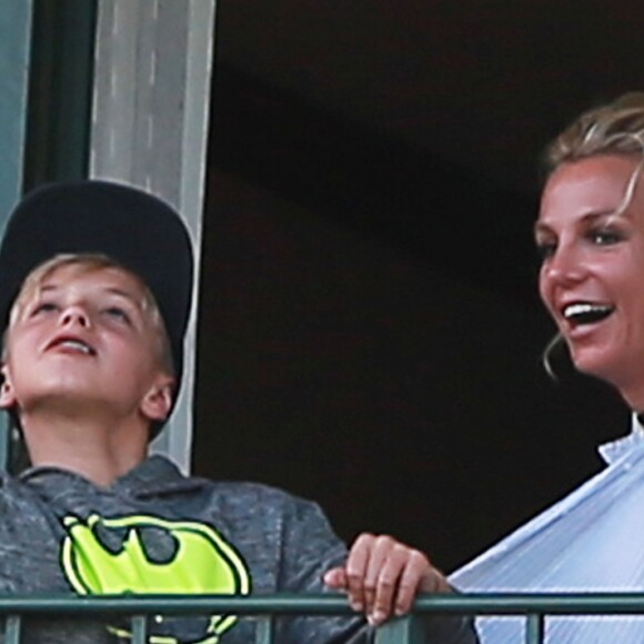 Exclusif - Britney Spears et ses fils Sean et Jaden lancent des avions en papier depuis le balcon de leur hôtel lors de leurs vacances à Hawaii, le 7 août 2016.