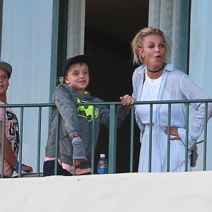 Exclusif - Britney Spears et ses fils Sean et Jaden lancent des avions en papier depuis le balcon de leur hôtel lors de leurs vacances à Hawaii, le 7 août 2016.