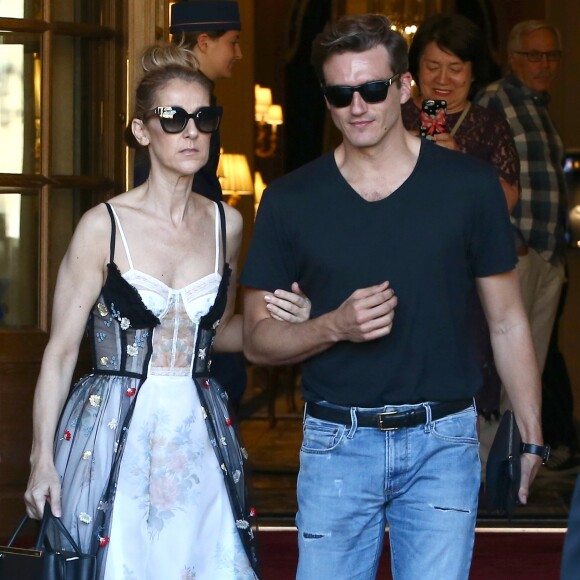 Céline Dion et son danseur Pepe Munoz sortent de l'hôtel Ritz à Paris, le 1er août 2017.