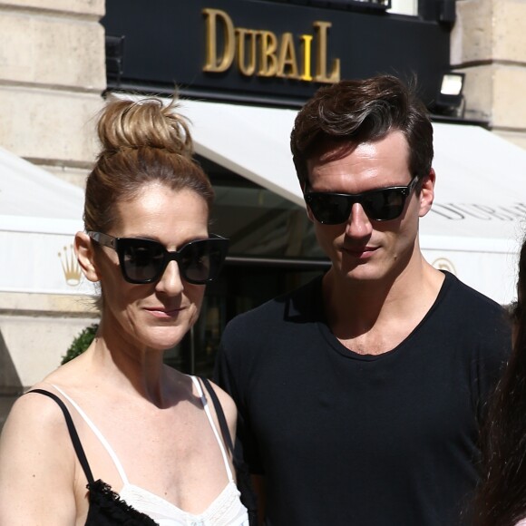 Céline Dion et son danseur Pepe Munoz sont allés faire du shopping à la boutique Schiaparelli à Paris, avant de se rendre à l'hôtel Ritz. Le 1er août 2017.