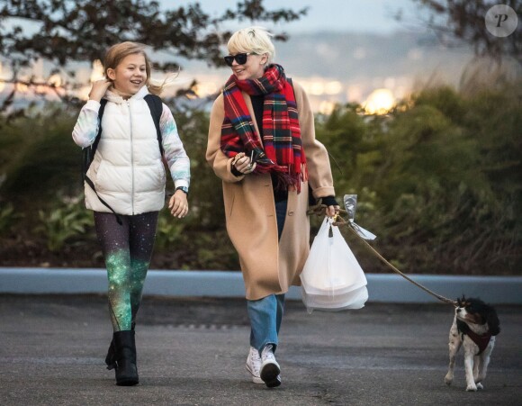 Exclusif - Michelle Williams et sa fille Matilda Ledger se promènent avec leur chien à New York, le 28 octobre 2016, le jour du 11ème anniversaire de de Matilda.