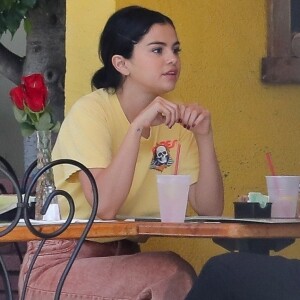 Exclusif - Selena Gomez va prendre le petit-déjeuner avec un ami à Beverly Hills, Los Angeles le 21 septembre 2018