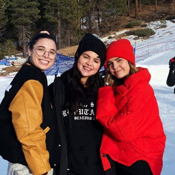 Selena Gomez tout sourire avec des copines au ski. Il s'agit de sa première apparition depuis sa sortie de clinique psychiatrique. Décembre 2018.