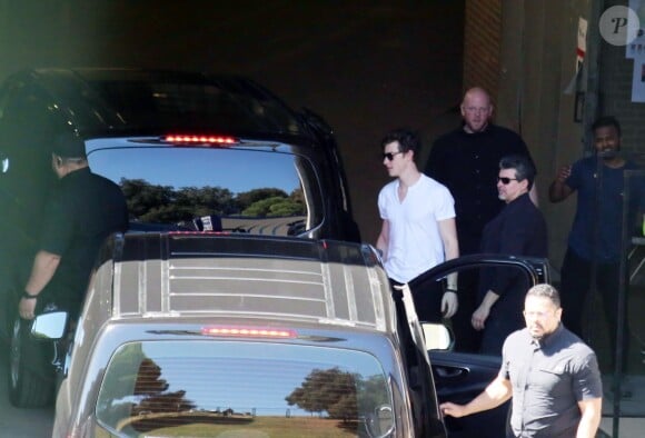 Exclusif - Le chanteur canadien Shawn Mendes à la sortie de son hôtel à Barcelone, Espagne, le 26 mars 2019. Le chanteur est en route pour son concert.