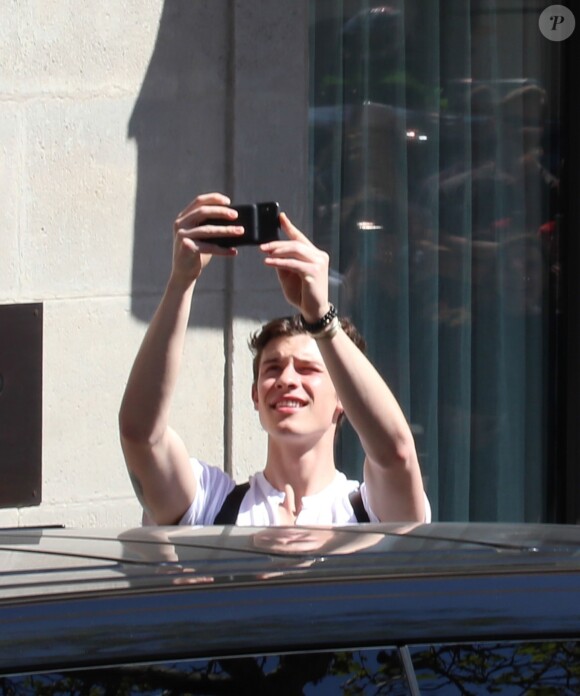 Exclusif - Le chanteur canadien Shawn Mendes à la sortie de son hôtel à Barcelone, Espagne, le 26 mars 2019. Le chanteur est en route pour son concert.