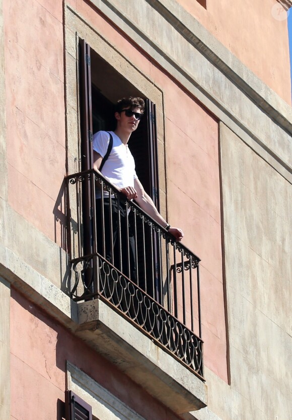 Exclusif - Le chanteur canadien Shawn Mendes à la sortie de son hôtel à Barcelone, Espagne, le 26 mars 2019. Le chanteur est en route pour son concert.