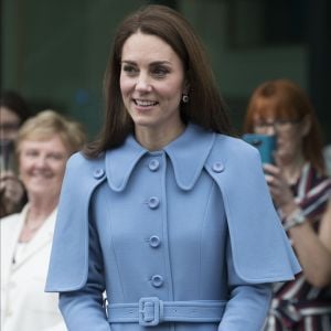 Le prince William, duc de Cambridge et Catherine Kate Middleton, duchesse de Cambridge, saluent les habitants de Ballymena en Irlande du Nord le 28 février 2019.