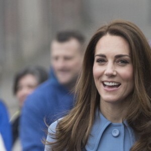 Le prince William, duc de Cambridge et Catherine Kate Middleton, duchesse de Cambridge, saluent les habitants de Ballymena en Irlande du Nord le 28 février 2019.