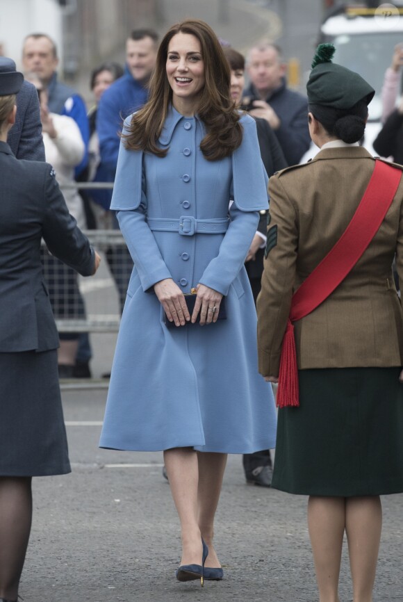 Le prince William, duc de Cambridge et Catherine Kate Middleton, duchesse de Cambridge, saluent les habitants de Ballymena en Irlande du Nord le 28 février 2019.