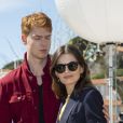Emma Mackey et son compagnon Dan Whitlam se baladent en amoureux en marge de la 2ème édition du festival Canneseries, à Cannes, le 9 avril 2019.