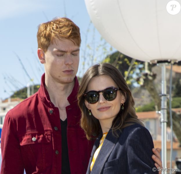 Emma Mackey et son compagnon Dan Whitlam se baladent en amoureux en marge de la 2ème édition du festival Canneseries, à Cannes, le 9 avril 2019.