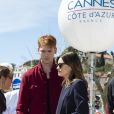 Emma Mackey et son compagnon Dan Whitlam se baladent en amoureux en marge de la 2ème édition du festival Canneseries, à Cannes, le 9 avril 2019.