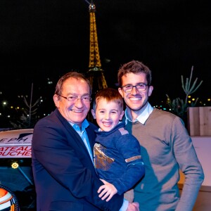 Exclusif  Jean-Pierre Pernaut pose avec son fils Olivier et son petit-fils Léo à l'occasion d'un événement du Trophée Andros à la compagnie des Bateaux Mouches à Paris le 8 février 2019. © Frédéric Piau / Bestimage