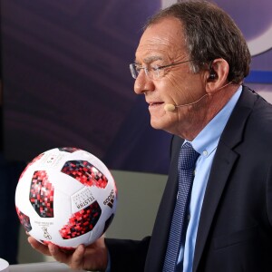 Jean-Pierre Pernaut (avec un ballon de football de la Coupe du Monde dans les mains), présentateur pour TF1 du défilé militaire du 14 Juillet sur les Champs-Elysées à Paris. Le 14 juillet 2018 © Stéphane Lemouton / Bestimage