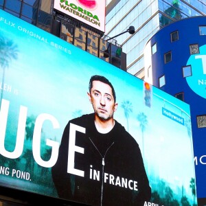 Illustration d'un écran de promotion pour la série de Netflix "Huge in France" avec Gad Elmaleh à Times Square, New York le 4 avril 2019.