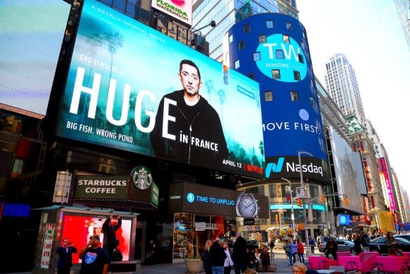 Illustration d'un écran de promotion pour la série de Netflix "Huge in France" avec Gad Elmaleh à Times Square, New York le 4 avril 2019.