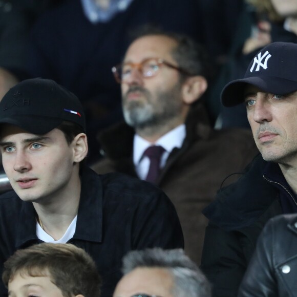 Gad Elmaleh et son fils Noé - People au match de football PSG (Paris-Saint-Germain) - Lille (LOSC) au Parc des Princes à Paris, le 2 novembre 2018.