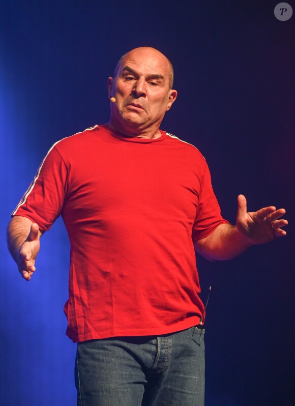 Exclusif - Vincent Moscato sur scène lors de la représentation exceptionnelle de son spectacle "Complètement Jojo" au théâtre du Gymnase. Paris, le 10 avril 2019. © Guirec Coadic/Bestimage