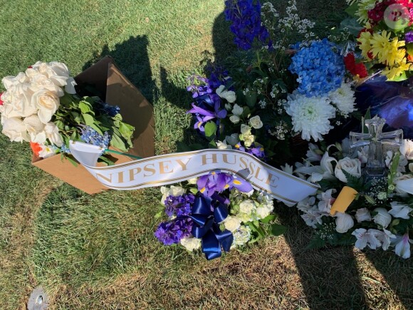Exclusif - illustrations de la tombe du rappeur assassiné Nipsey Hussle au cimetière de Forest Lawn à Los Angeles le 12 avril 2019.