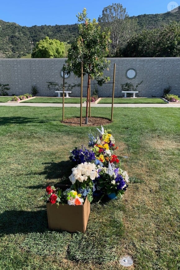 Exclusif - illustrations de la tombe du rappeur assassiné Nipsey Hussle au cimetière de Forest Lawn à Los Angeles le 12 avril 2019.