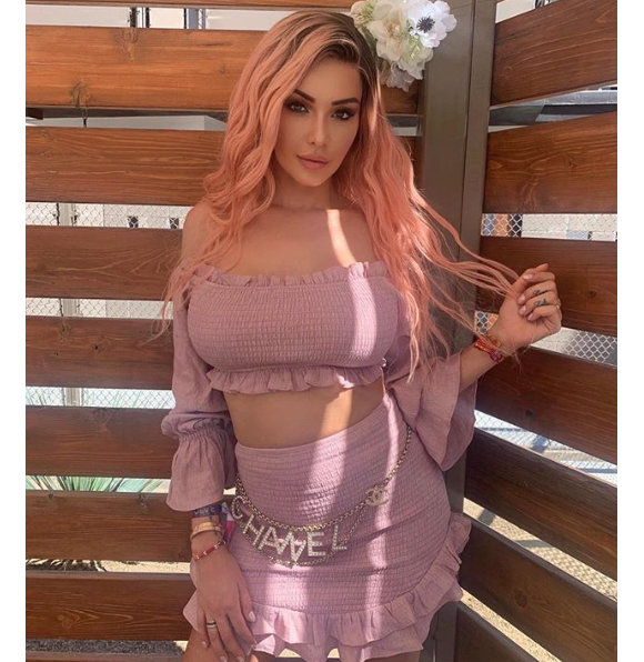 Nabilla enceinte à Coachella, le 14 avril 2019.