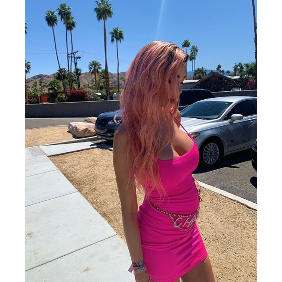 Nabilla, barbie enceinte à Coachella, le 13 avril 2019.